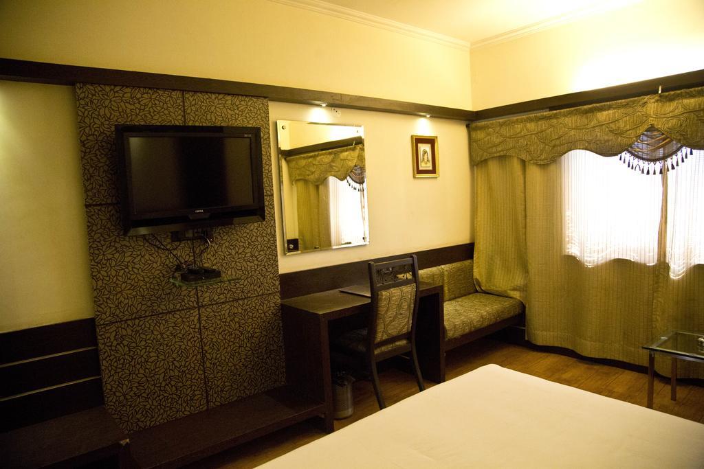 The Rajshahi Palace Hotel Индор Стая снимка
