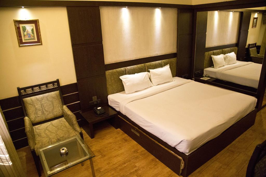 The Rajshahi Palace Hotel Индор Стая снимка